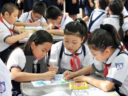 Các học sinh tham gia vẽ tranh tại Ngày hội đội viên “Em yêu Tổ quốc Việt Nam”.